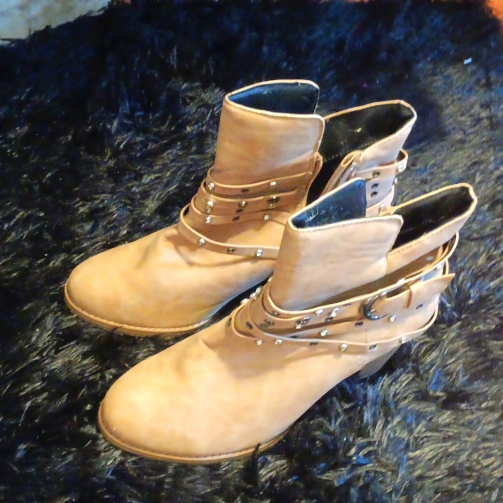 Low cut boots